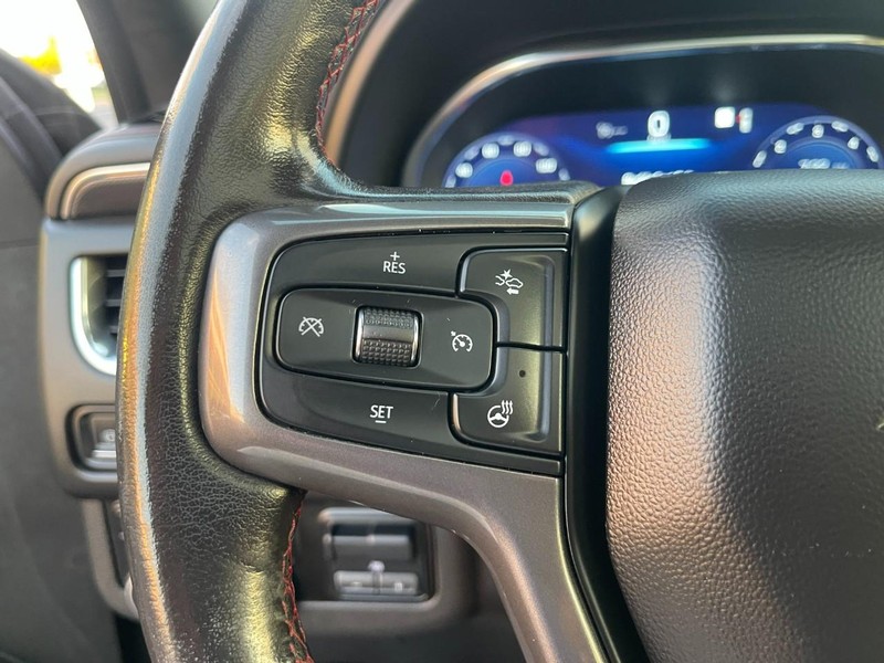 Chevrolet Suburban Vehicle Image 30