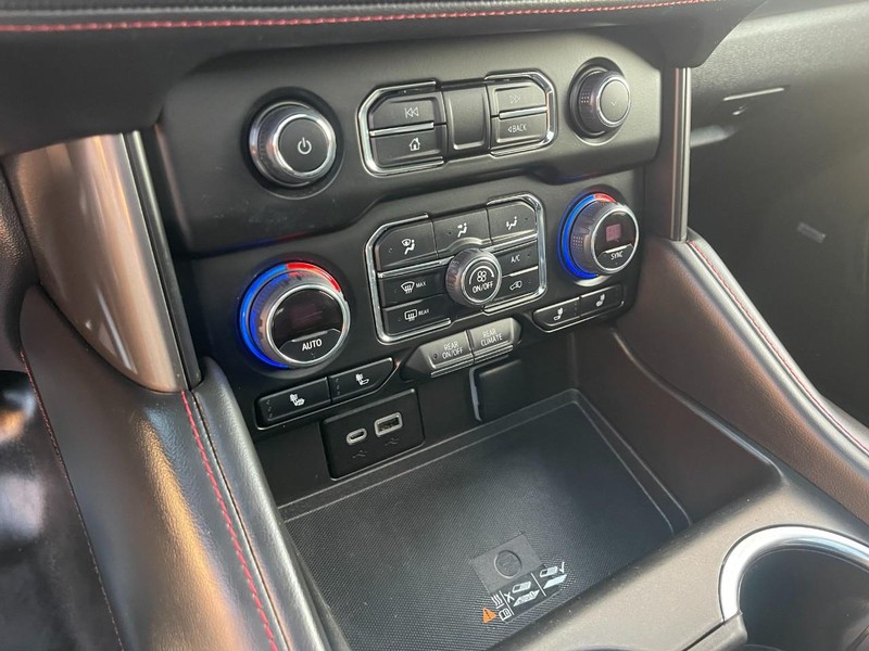 Chevrolet Suburban Vehicle Image 33
