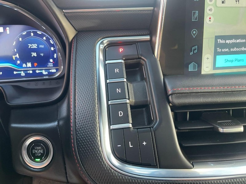 Chevrolet Suburban Vehicle Image 37