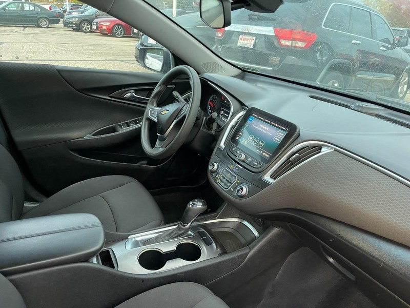 Chevrolet Malibu Vehicle Image 02