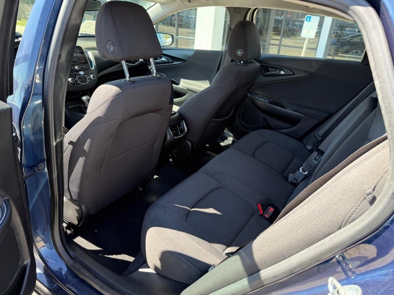 Chevrolet Malibu Vehicle Image 12