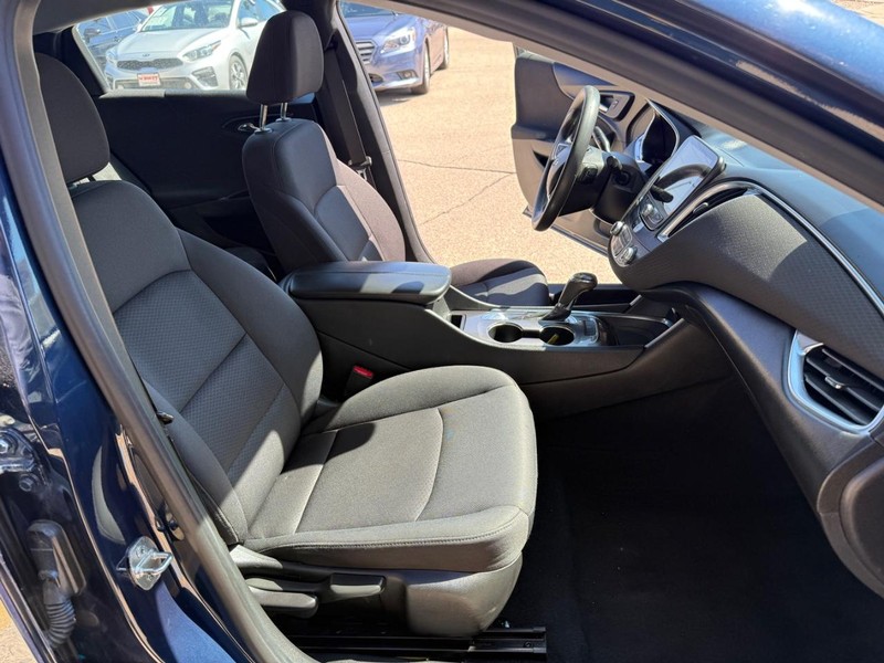 Chevrolet Malibu Vehicle Image 14