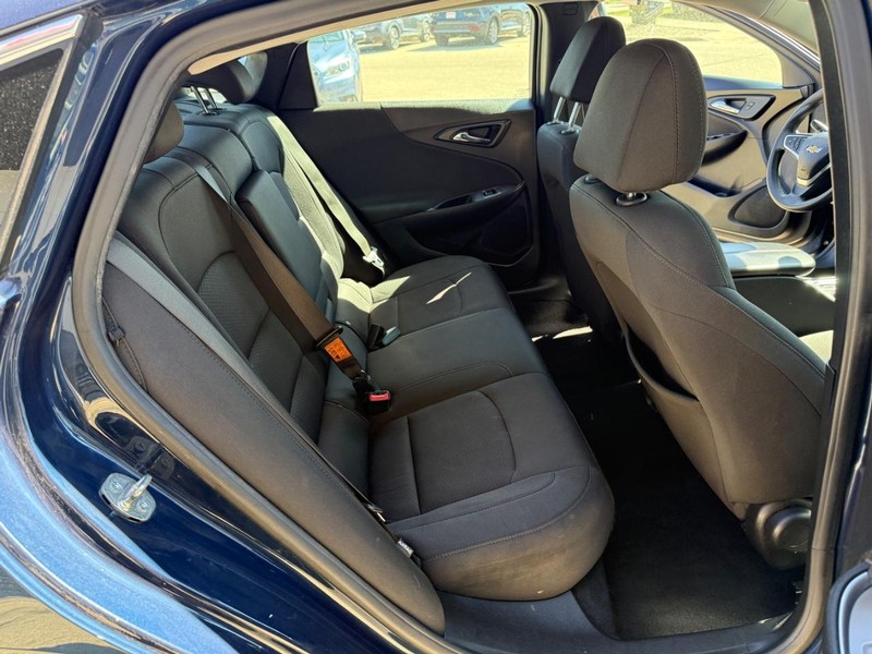 Chevrolet Malibu Vehicle Image 16