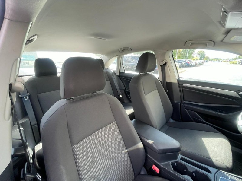 Volkswagen Jetta Vehicle Image 04