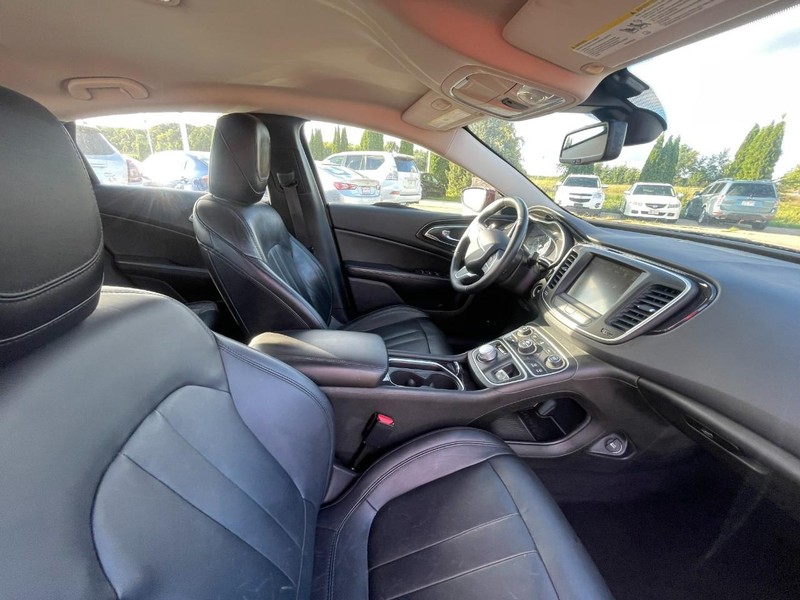 2015 Chrysler 200 C photo 3