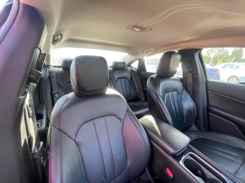 2015 Chrysler 200 C photo 4