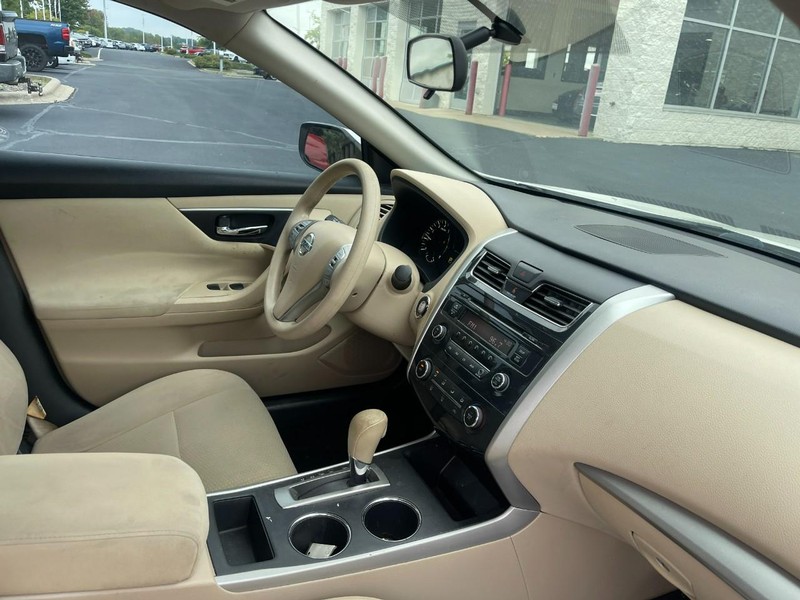 Nissan Altima Vehicle Image 02
