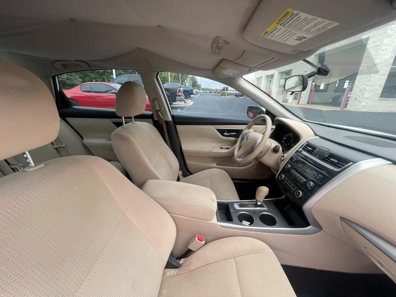 Nissan Altima Vehicle Image 03