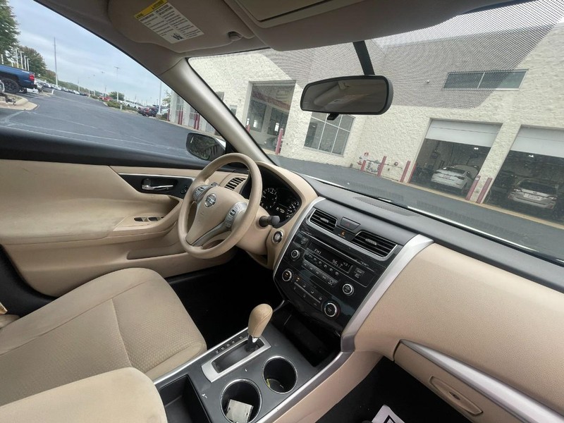 Nissan Altima Vehicle Image 04