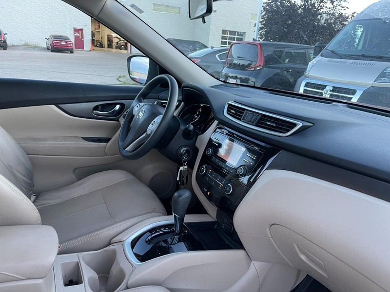 Nissan Rogue Vehicle Image 02