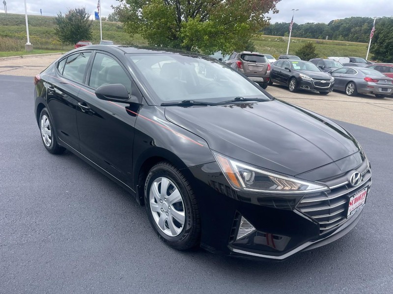 Hyundai Elantra Vehicle Image 02