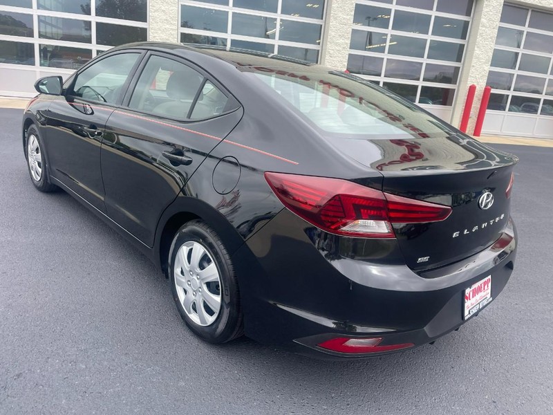 Hyundai Elantra Vehicle Image 04