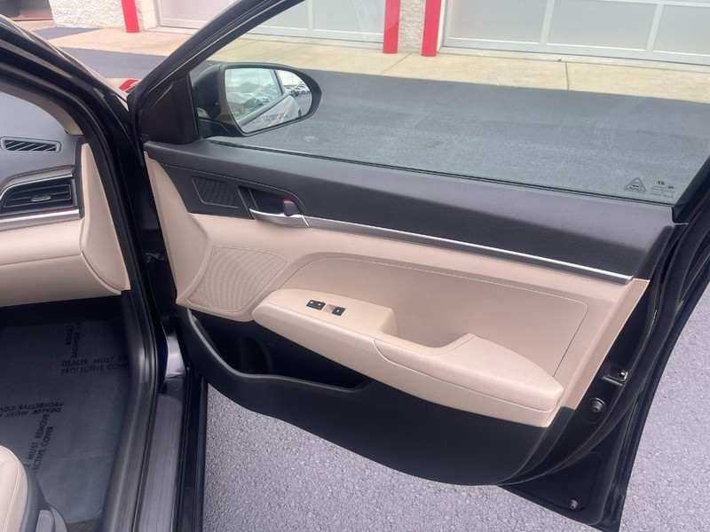 Hyundai Elantra Vehicle Image 07