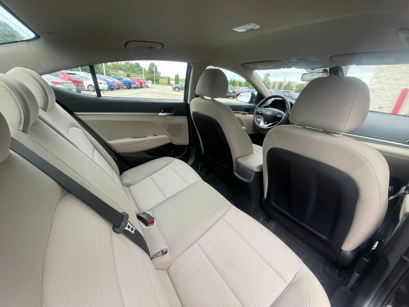 Hyundai Elantra Vehicle Image 09