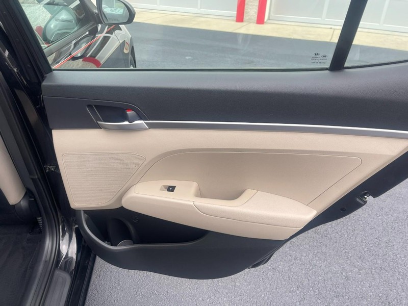 Hyundai Elantra Vehicle Image 10