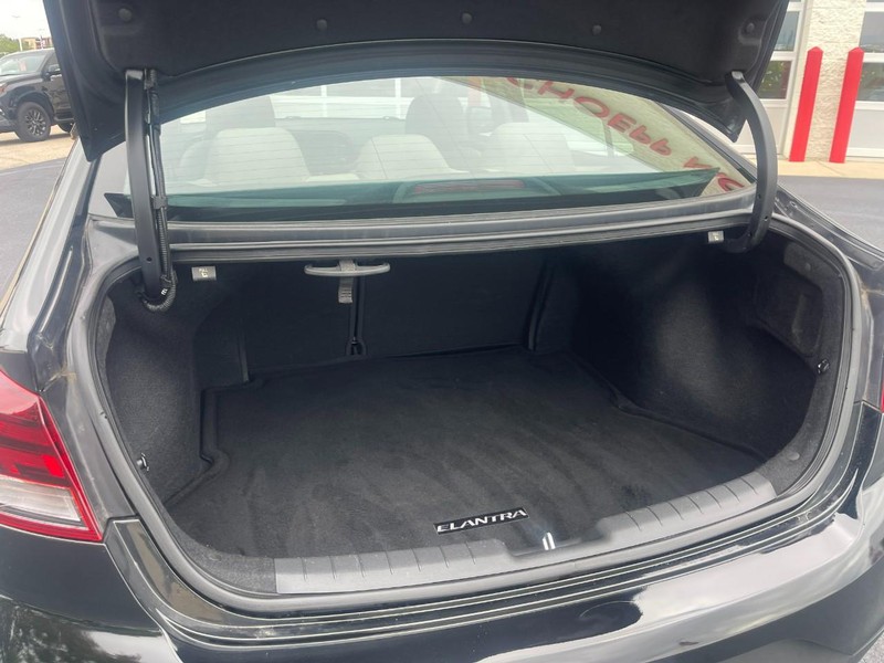 Hyundai Elantra Vehicle Image 11
