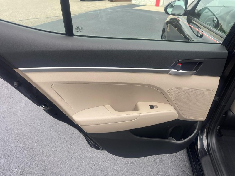 Hyundai Elantra Vehicle Image 13