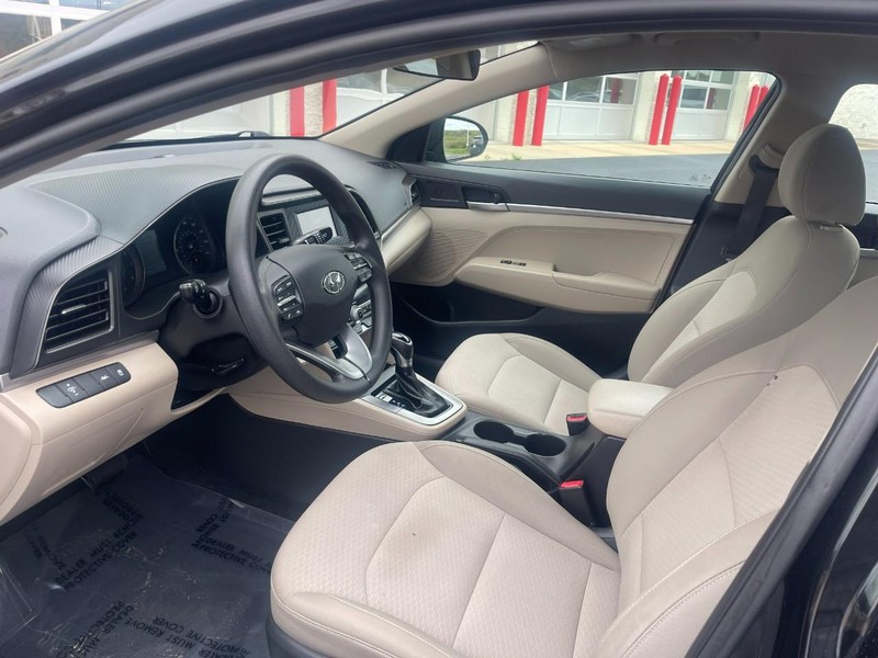 Hyundai Elantra Vehicle Image 14
