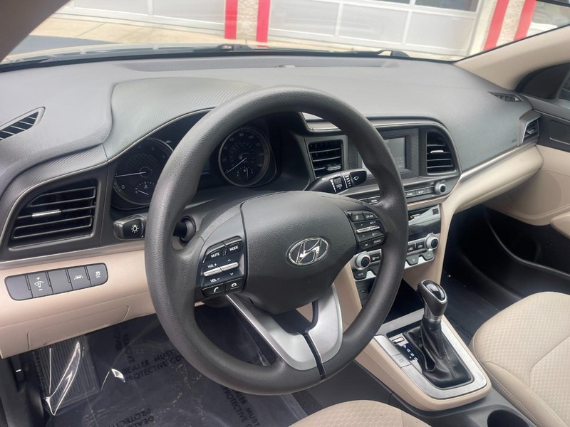 Hyundai Elantra Vehicle Image 15