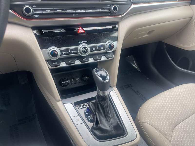 Hyundai Elantra Vehicle Image 16