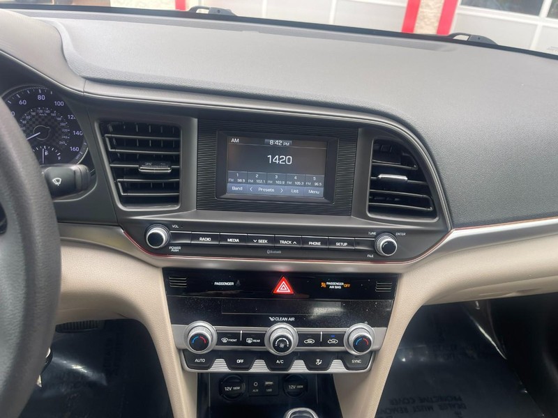Hyundai Elantra Vehicle Image 17