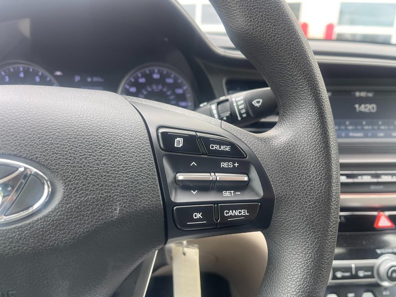 Hyundai Elantra Vehicle Image 19