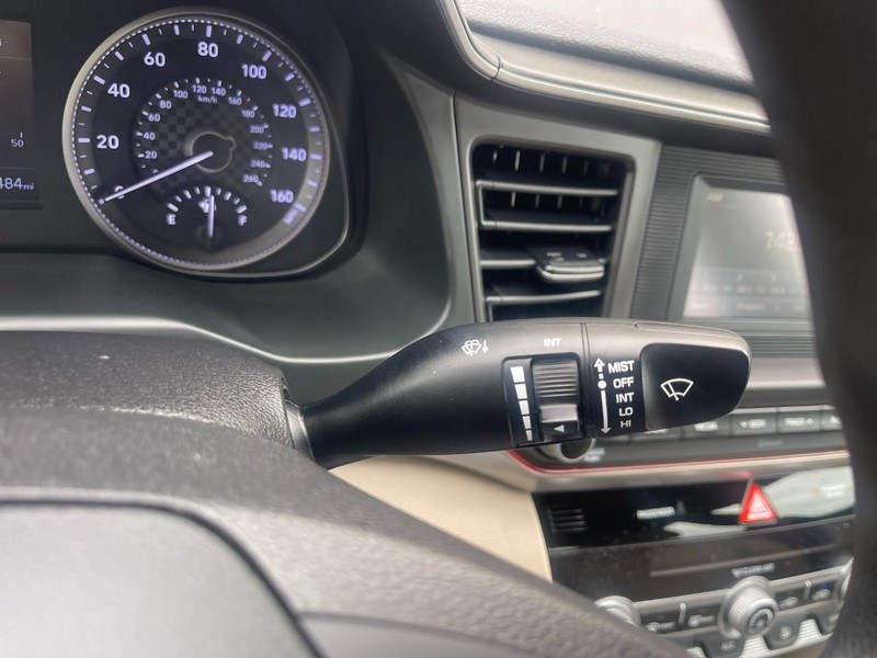 Hyundai Elantra Vehicle Image 21