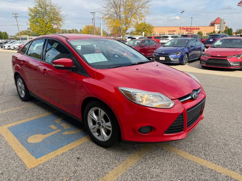 Ford Focus Sedan Vehicle Image 02