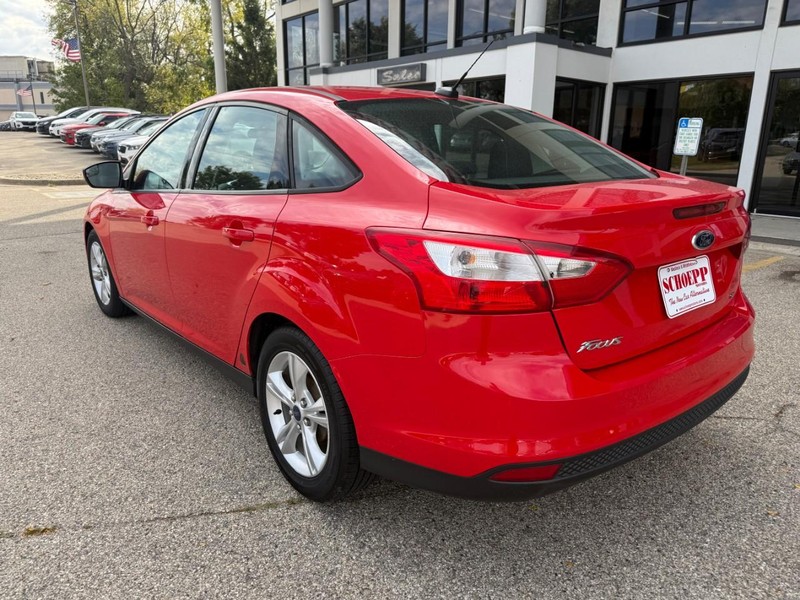 Ford Focus Sedan Vehicle Image 05