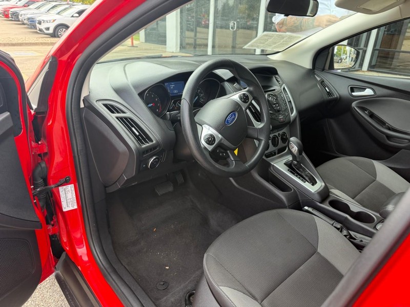 Ford Focus Sedan Vehicle Image 07
