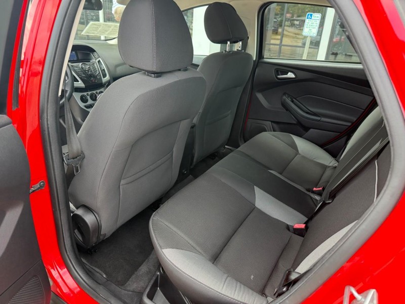 Ford Focus Sedan Vehicle Image 09