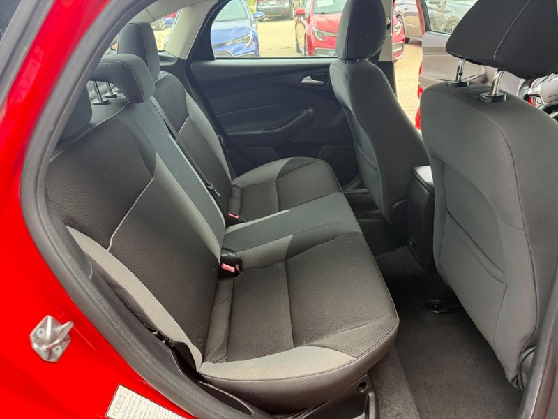 Ford Focus Sedan Vehicle Image 11