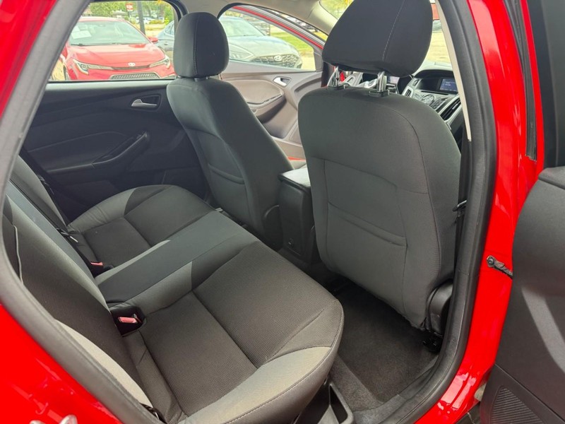 Ford Focus Sedan Vehicle Image 12