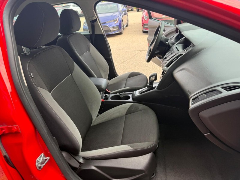 Ford Focus Sedan Vehicle Image 13