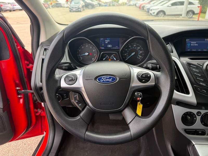 Ford Focus Sedan Vehicle Image 15