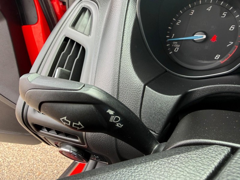 Ford Focus Sedan Vehicle Image 16