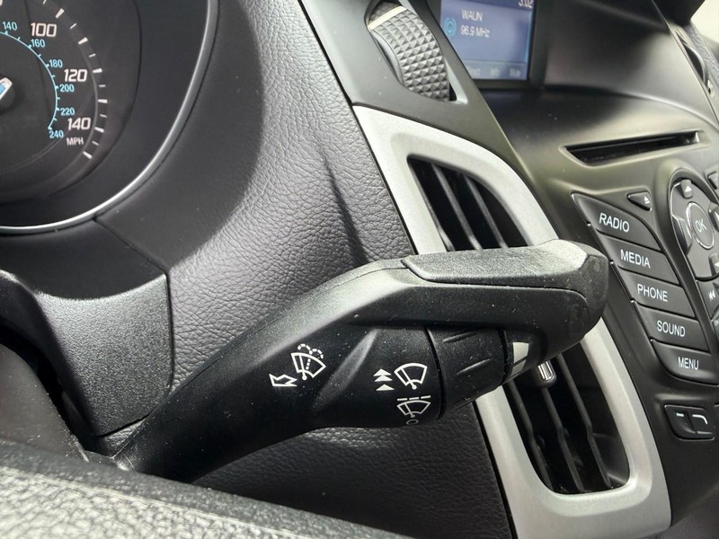 Ford Focus Sedan Vehicle Image 19