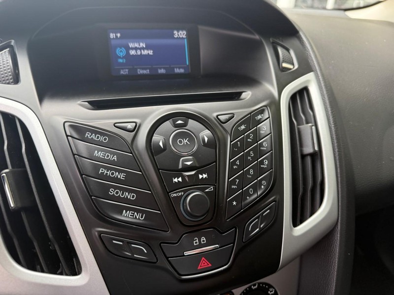 Ford Focus Sedan Vehicle Image 22