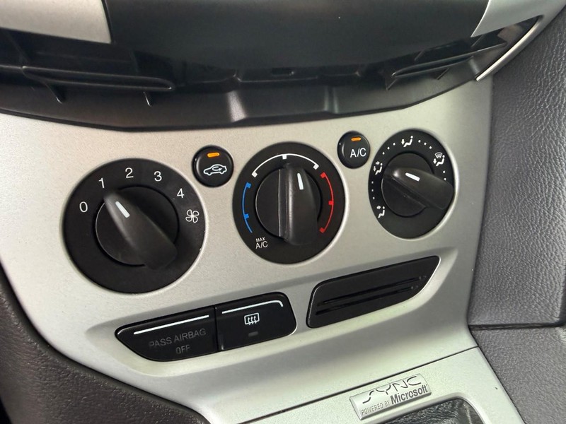 Ford Focus Sedan Vehicle Image 23