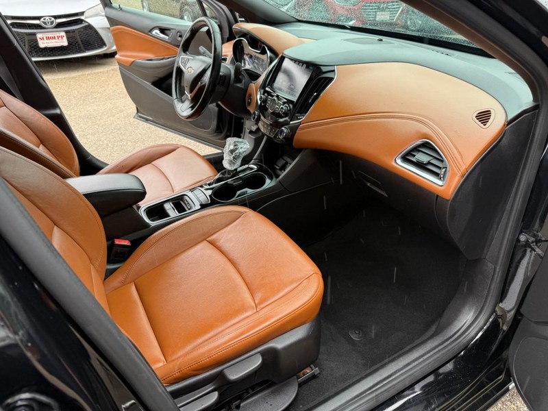 Chevrolet Cruze Vehicle Image 16