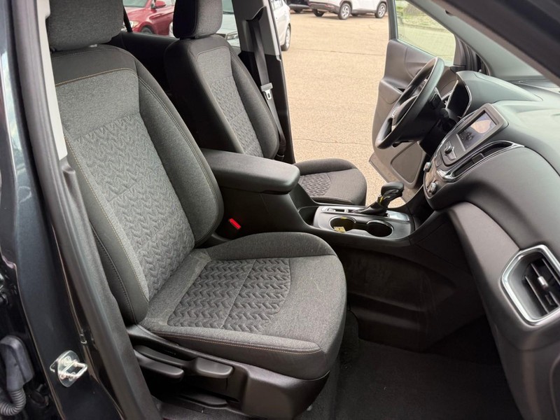 Chevrolet Equinox Vehicle Image 16