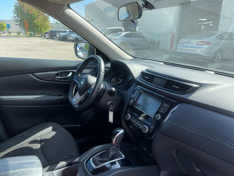 Nissan Rogue Vehicle Image 02