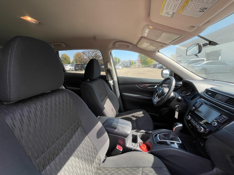 Nissan Rogue Vehicle Image 03