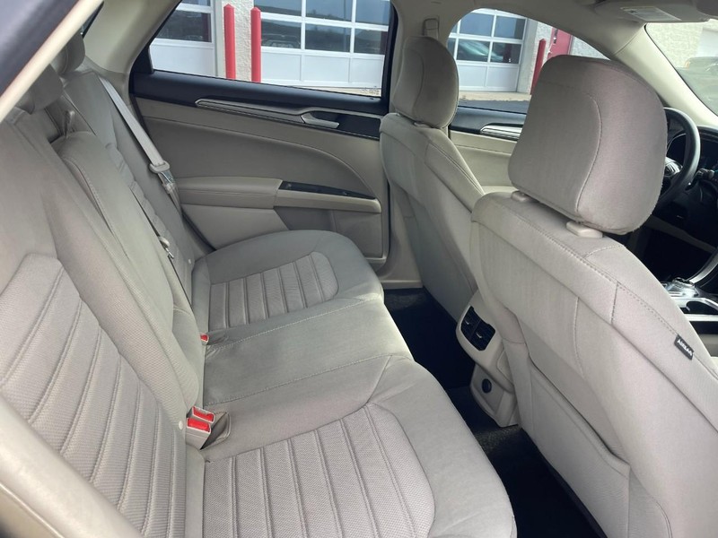 Ford Fusion Vehicle Image 12