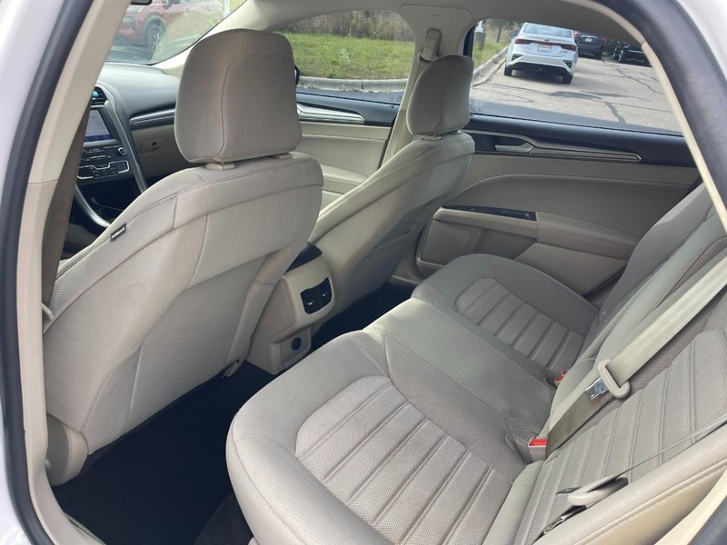 Ford Fusion Vehicle Image 16