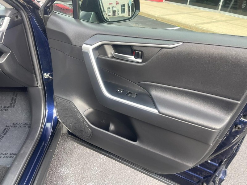 Toyota RAV4 Vehicle Image 12