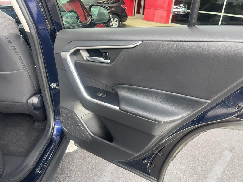 Toyota RAV4 Vehicle Image 15
