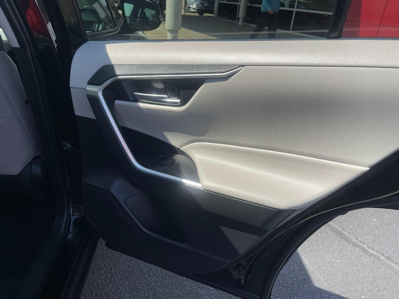 Toyota RAV4 Vehicle Image 12