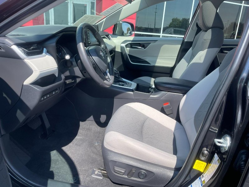 Toyota RAV4 Vehicle Image 16