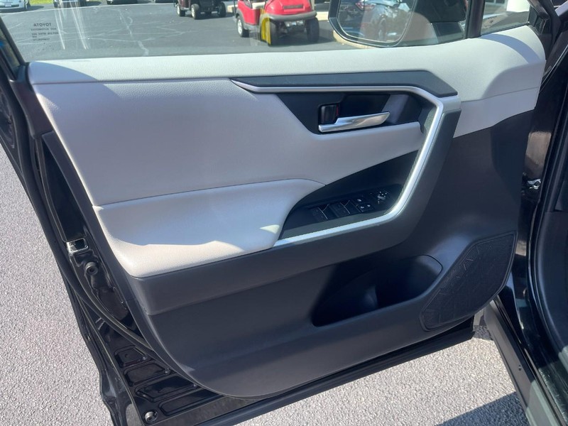 Toyota RAV4 Vehicle Image 17